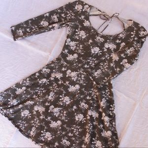 American Eagle White Rose Soft Fitted Summ…